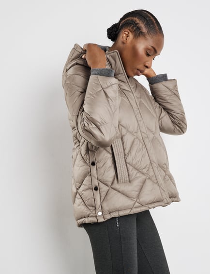 Boxy outdoor stand-up jacket diamond in GERRY rib quilting | knit with collar Beige a and WEBER