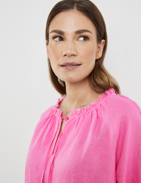 Blouse with 3/4-length sleeves and a frilled collar