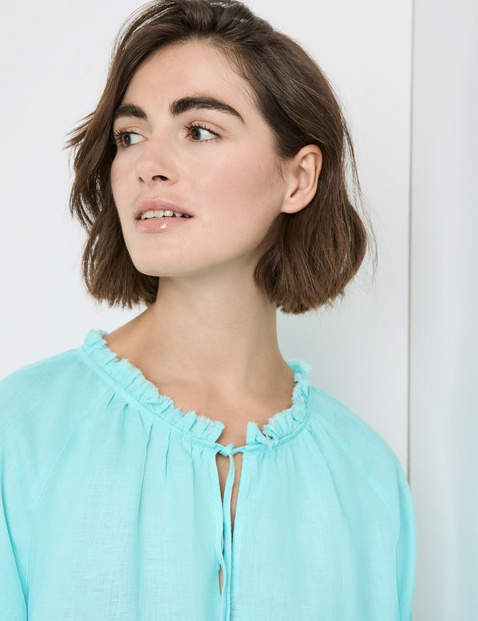 Blouse with 3/4-length sleeves and a frilled collar