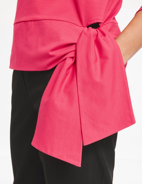 3/4-sleeve top with a bow detail