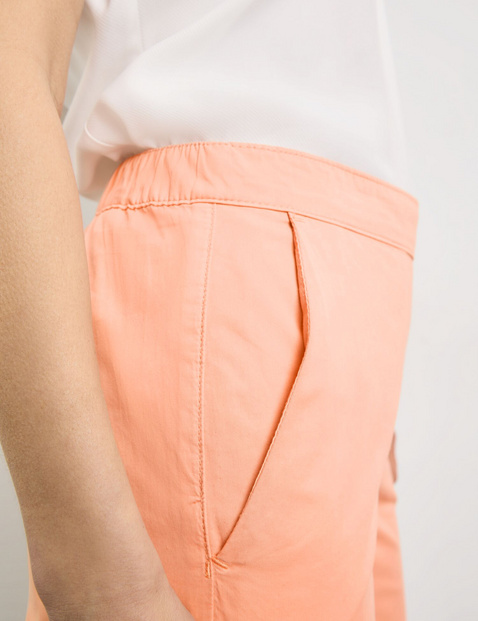 7/8-length trousers with a stretch waistband on the back