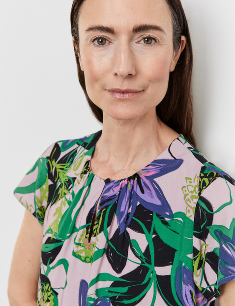 Blouse top with a floral pattern