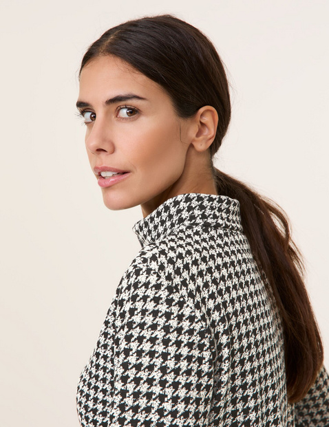 Long sleeve top with a houndstooth pattern