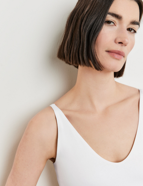 Basic top with a back neckline