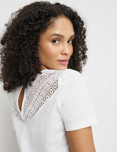 Short sleeve top with delicate lace