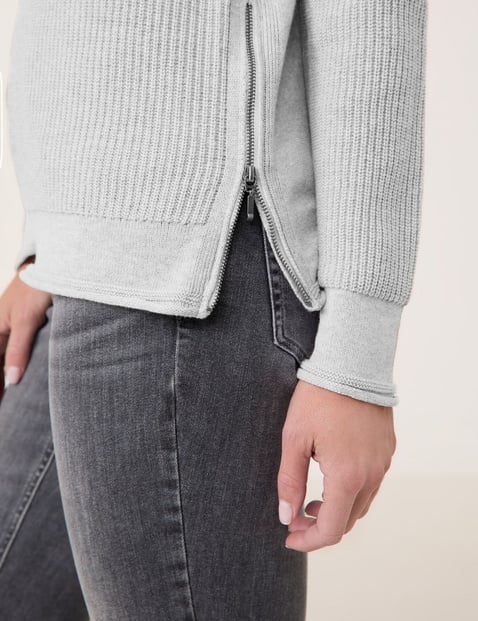 Sustainable knitted jumper with a side slit