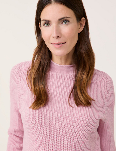 Sustainable knitted jumper with a side slit