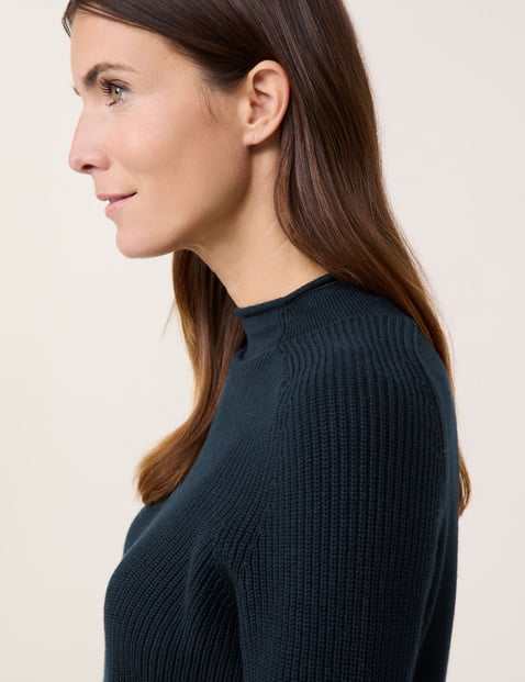 Sustainable knitted jumper with a side slit