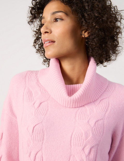 Knitted jumper with a cable knit pattern