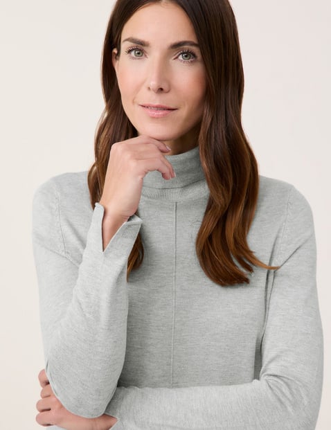 Softer Rollkragenpullover mit Armschlitzen