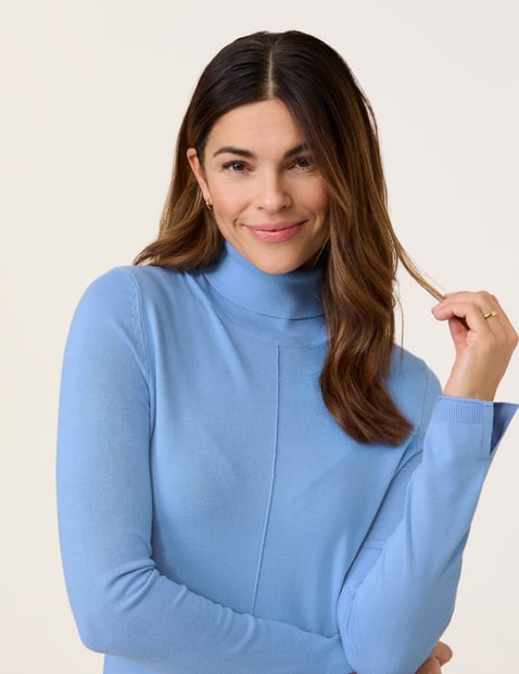 Softer Rollkragenpullover mit Armschlitzen