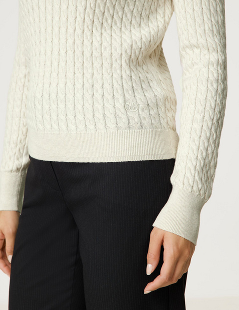 Sustainable knitted jumper with a cable knit pattern