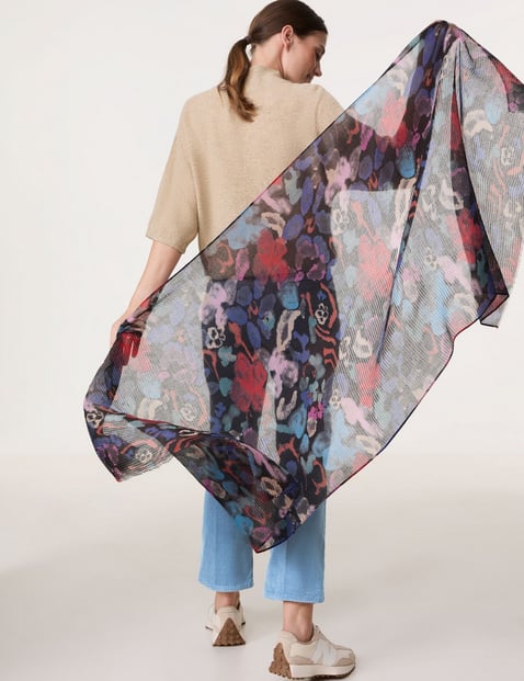 Pleated scarf with a floral pattern