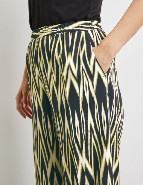 Pull-on trousers with an ikat print