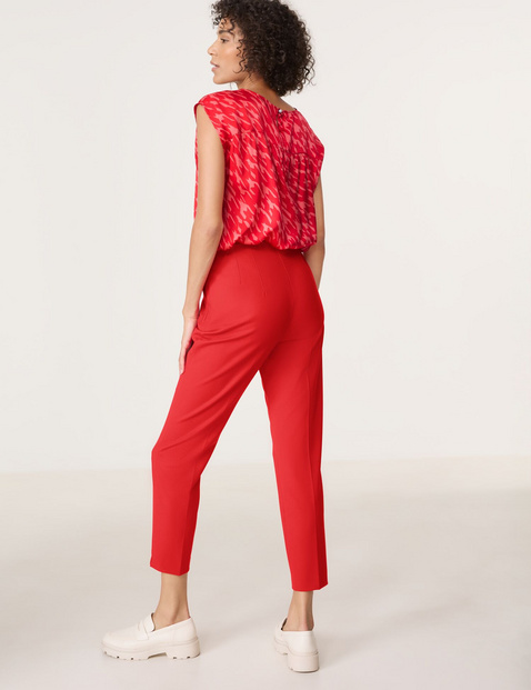 Elegant 7/8-length trousers with pressed pleats