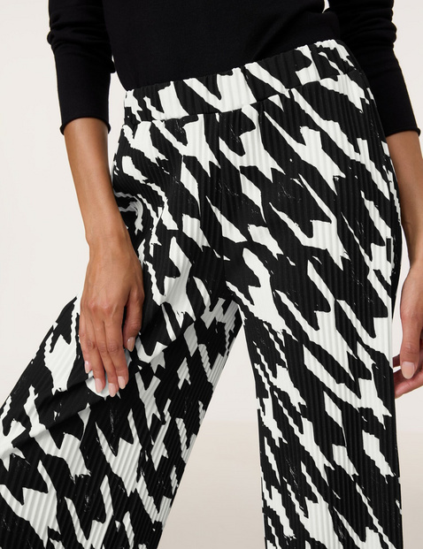 Patterned pleated trousers