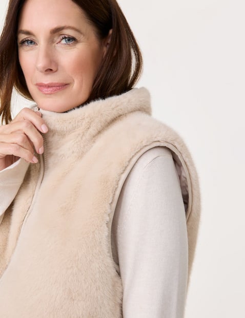 Cosy reversible body warmer