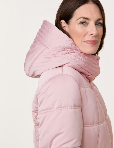 Short quilted coat with a detachable hood