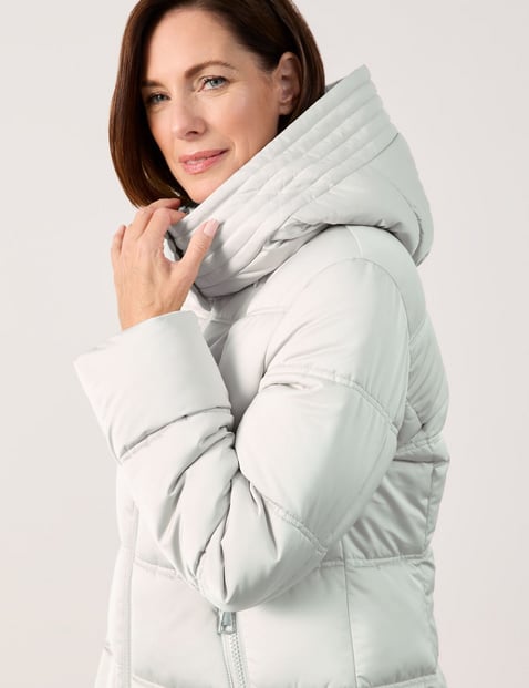 Short quilted coat with a detachable hood