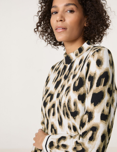 Jacquard jumper with an animal print