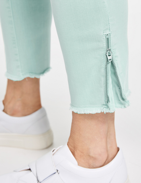 7/8-length trousers with frayed hems