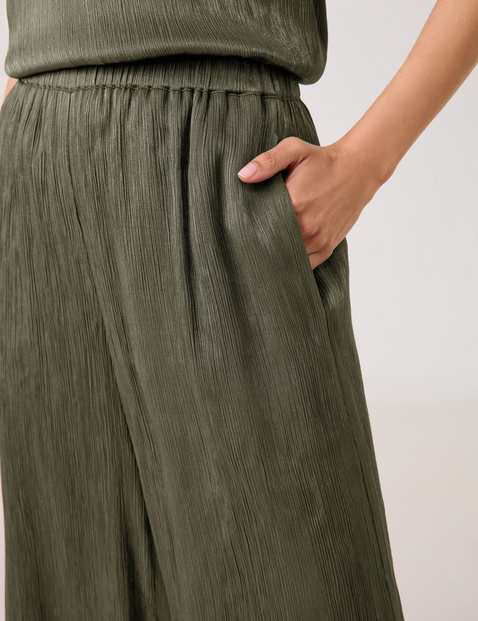 Flowing cloth trousers with a crinkle finish