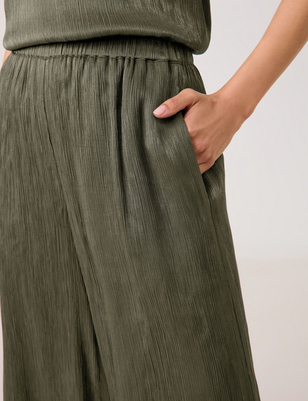 Flowing cloth trousers with a crinkle finish