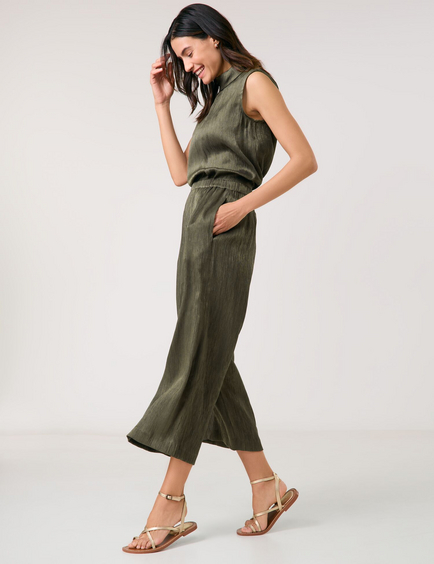 Flowing cloth trousers with a crinkle finish
