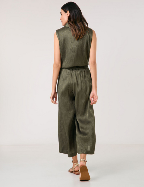 Flowing cloth trousers with a crinkle finish