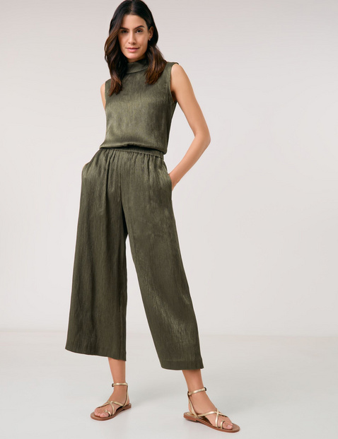 Flowing cloth trousers with a crinkle finish