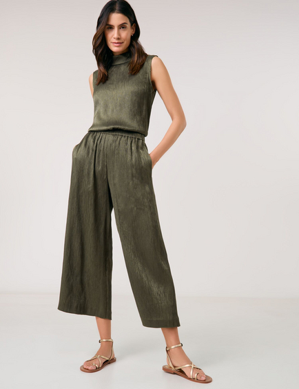 Flowing cloth trousers with a crinkle finish