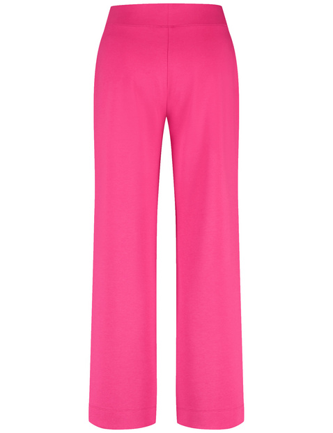 Fashionable pull-on trousers made of light scuba