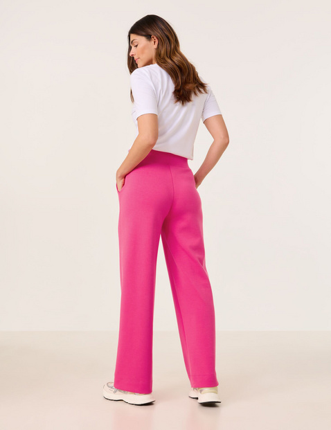 Fashionable pull-on trousers made of light scuba