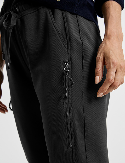 Tracksuit bottoms with dividing seams