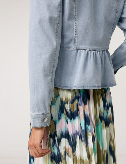 Modische Jeansjacke mit angesetztem Schößchen