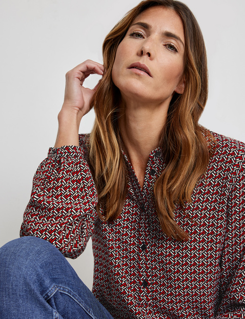EcoVero blouse with a minimalist pattern
