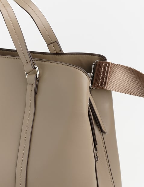 Handbag with a detachable shoulder strap