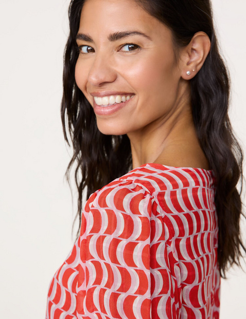 Flowing blouse with buttons at the back