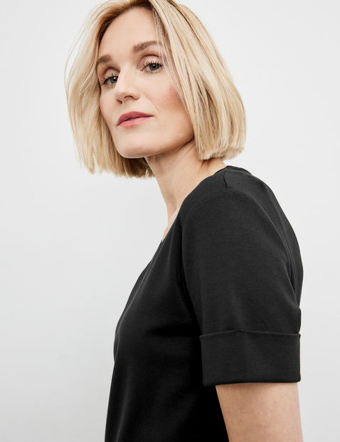 Schlichtes Kleid mit schimmerndem Ausschnitt