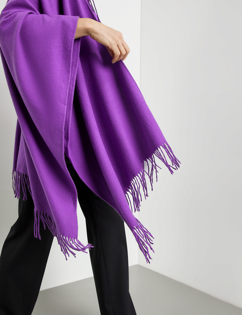 Simple cape with fringes