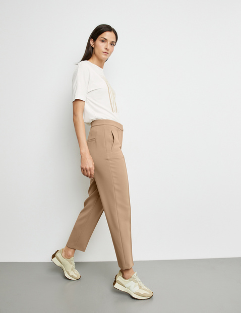 Elegant 7/8-length stretch trousers in Beige