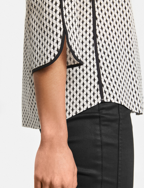 Blouse top with a minimalist pattern