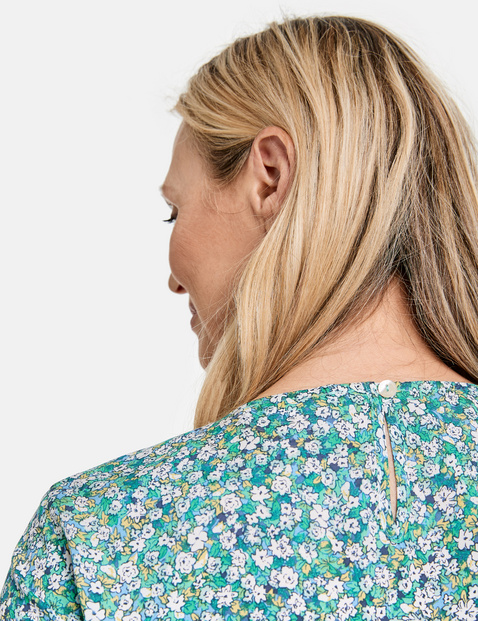 Blouse top with a mille-fleurs pattern