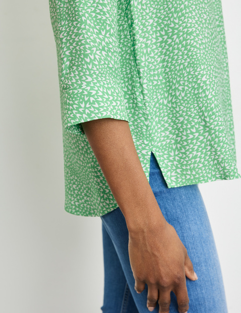 Patterned blouse with 3/4-length sleeves and an elongated back