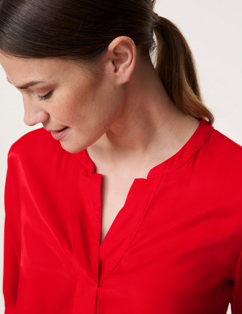 Sustainable blouse with a notch neckline